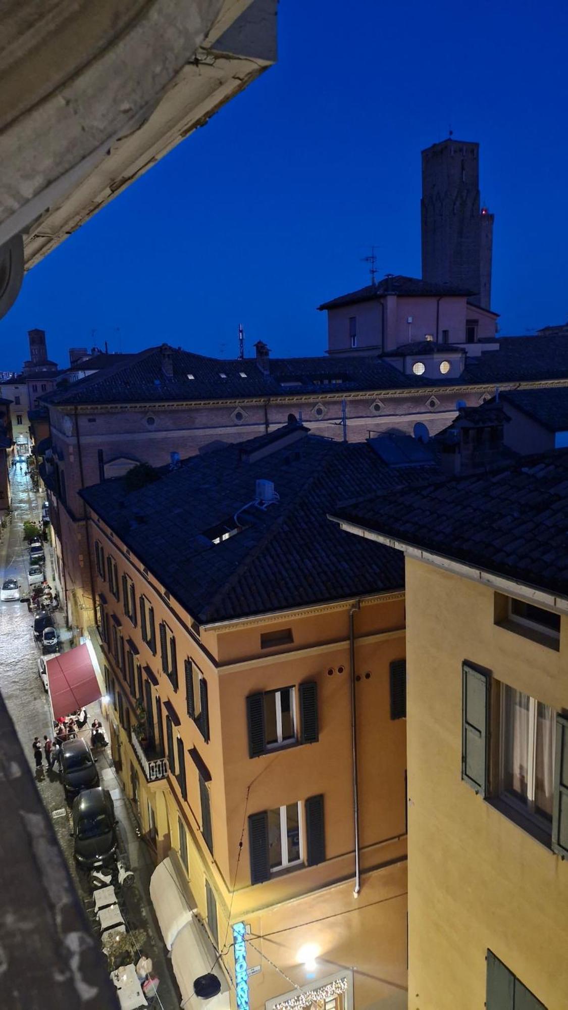 Appartamento Monolocale Sui Tetti Di Bologna - Via Indipendenza Esterno foto